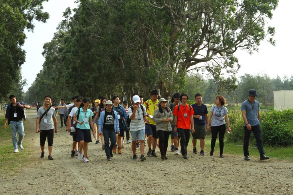 中山大學跨院系師生走出校園，實地踏上位於嘉義縣東石鄉的鰲鼓溼地，學習永續國土保育。圖/中山大學提供