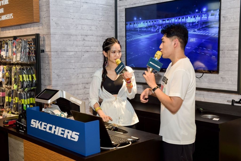 曾之喬在SKECHERS的魅力店長活動中，展現專業店長架勢，向大家介紹SKECHERS全台第一，也是亞洲第一家的N版新店裝。(記者陳盈吉翻攝)