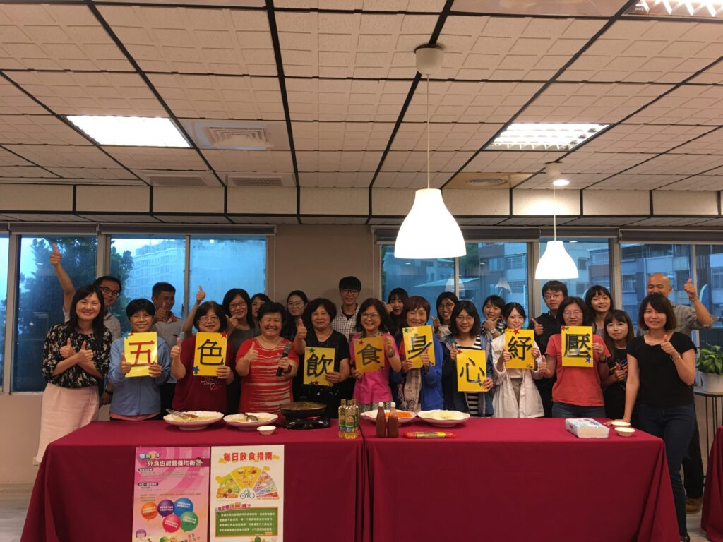圖1同仁帶著暖暖的胃合影留念