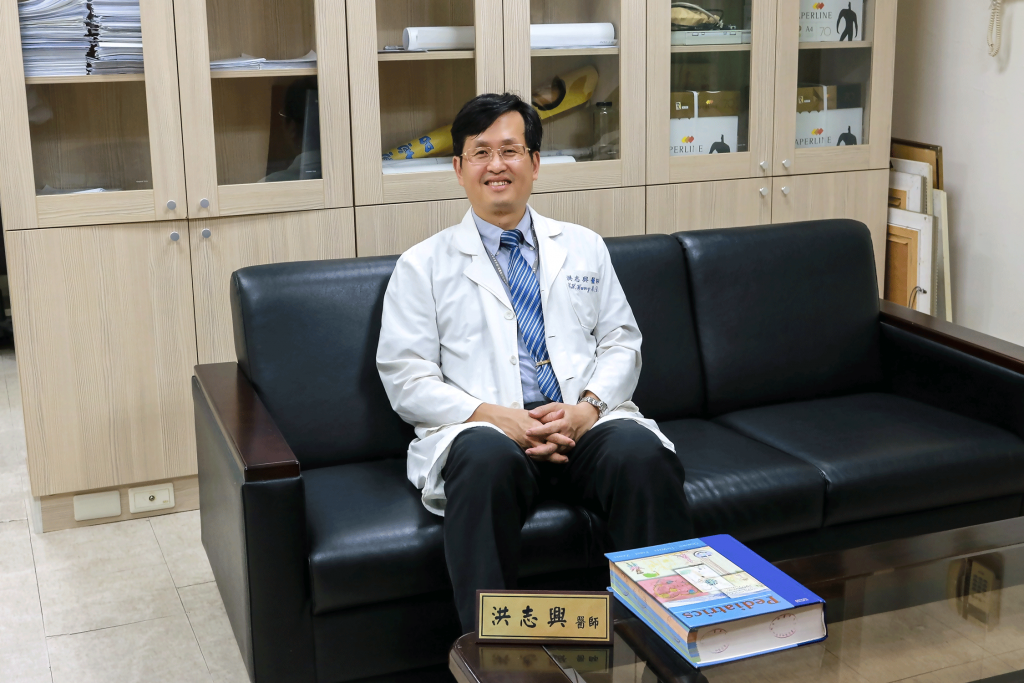 洪志興教授現任小港醫院副院長