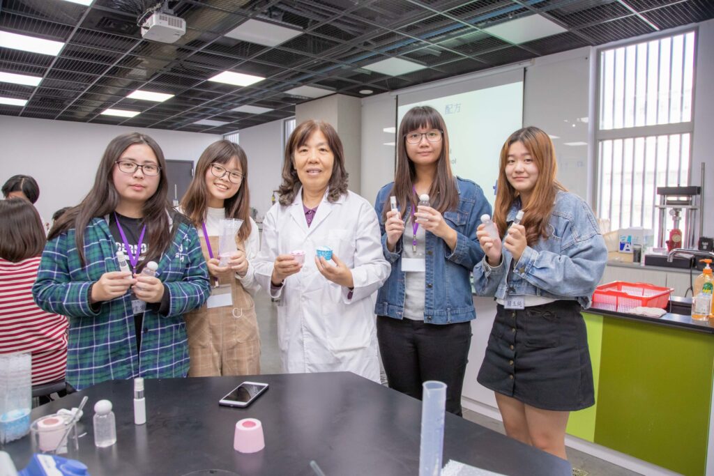 嘉藥粧品系汪老師帶領學員們完成手工皂及乾洗手製作