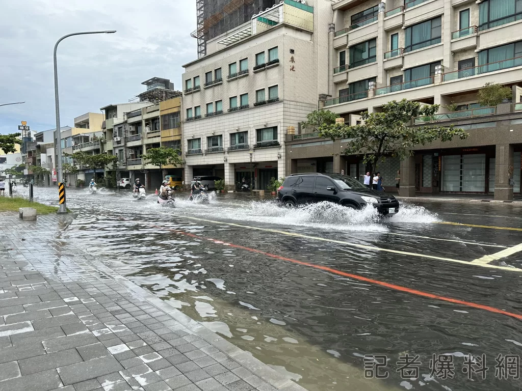 農曆16日滿潮!台南安運河河水淹到馬路-機車拋錨