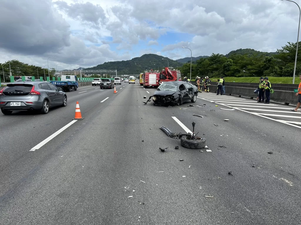 （更新影片）國3北上樹林路段驚悚車禍！-男「未繫安全帶」拋飛車外瘋狂翻滾頭部重創