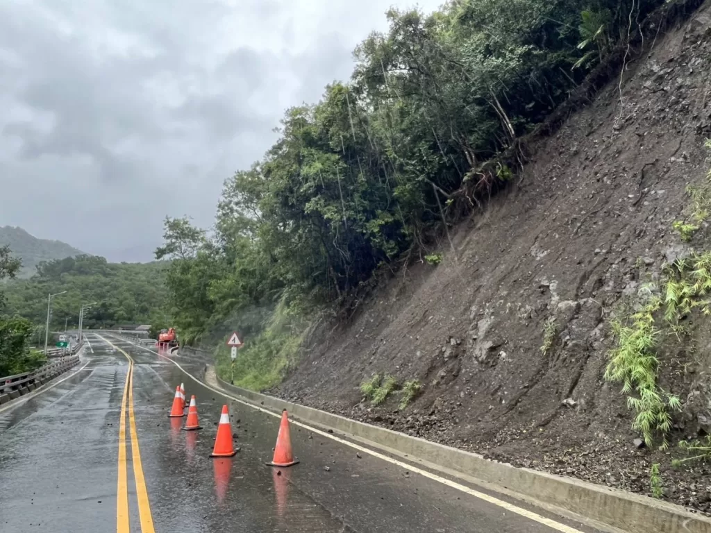 海葵颱風強風大雨｜關山警察分局因海葵颱風封路護民眾