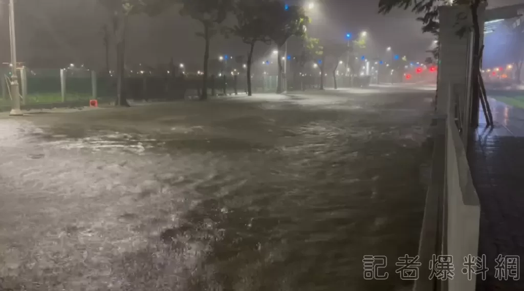 海葵來襲！高雄輕軌周邊淹水50cm-馬路變成「飄飄河」