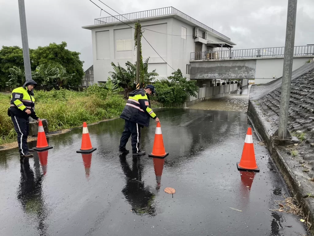 海葵颱風侵襲多處道路淹水｜花警封鎖防止意外