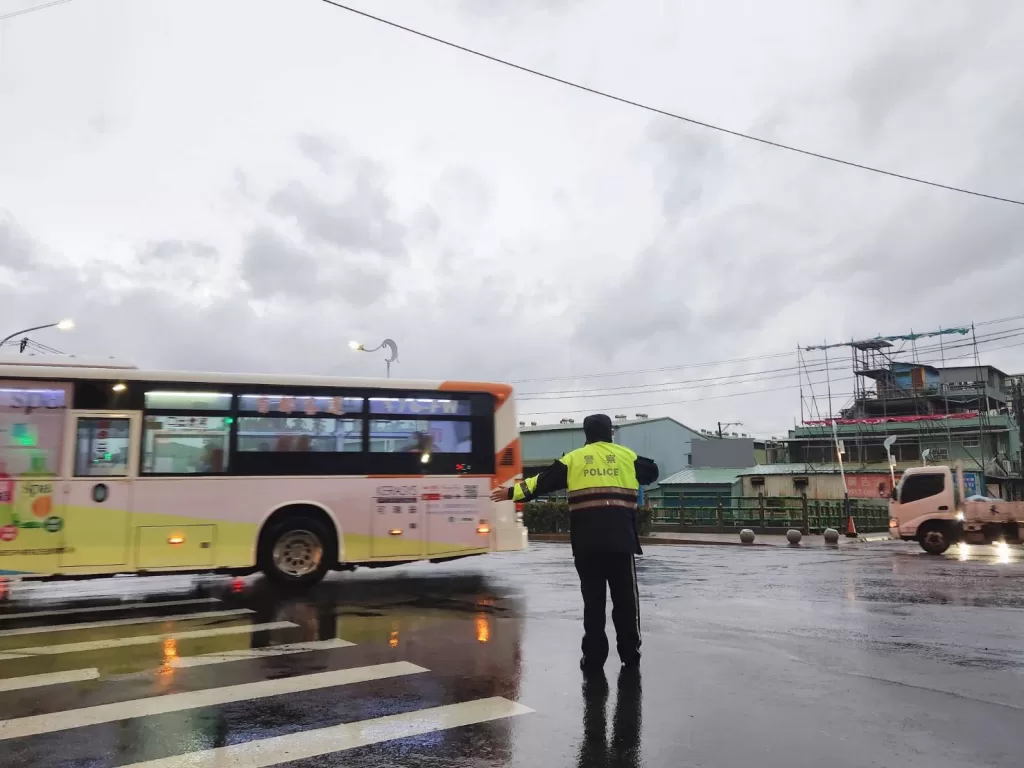 海葵颱風過境-|-蘆洲警無畏風雨全員出動-全力投入交通疏導