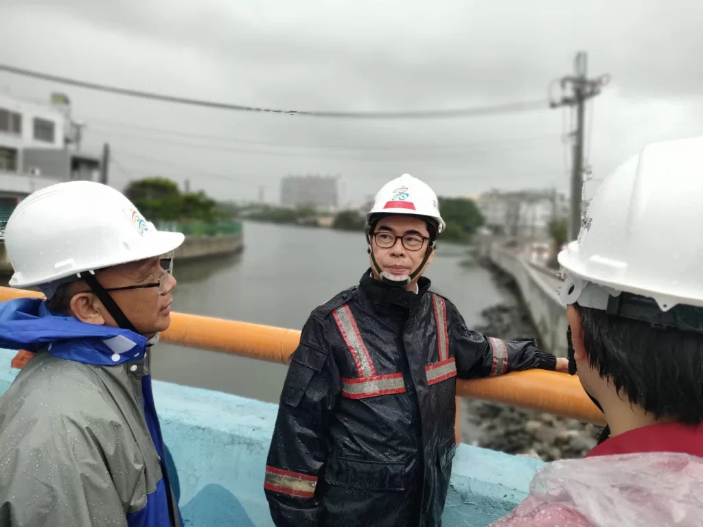 陳其邁視察六龜山區坡地安全並轉往茄萣了解改善海水倒灌方案