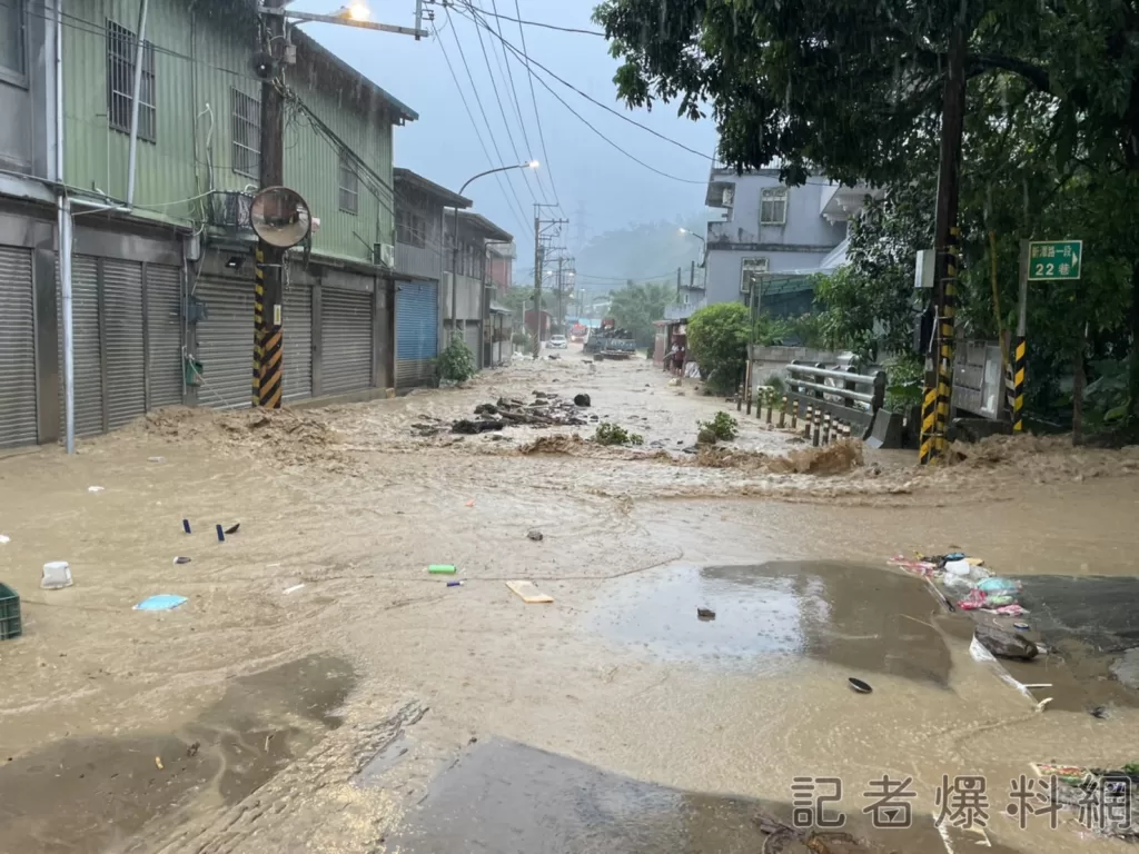 午後大雷雨來襲！-新店淹水二級警戒”新潭路”泥流成災