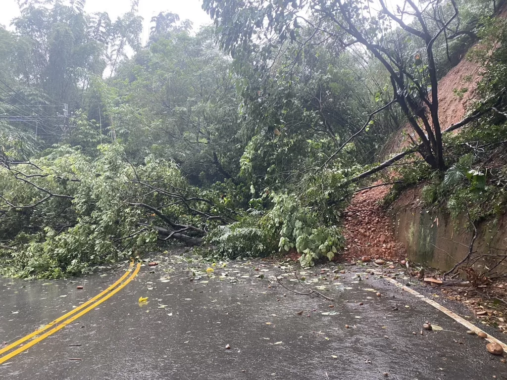 （強降雨成災片）豪雨成災！員林鎮員草路交通中斷　員水路嚴重積水