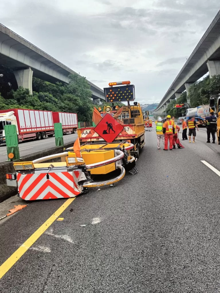 （國道緩撞車被撞片）國道1緩撞車被撞！　肇事自小客車翻覆駕駛送醫