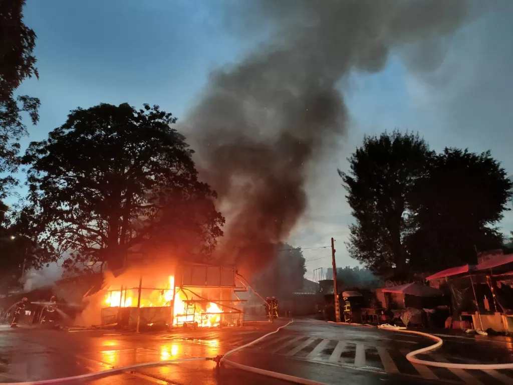 （市場火警片）台中民富市場火警　燒毀9攤位起火原因待查