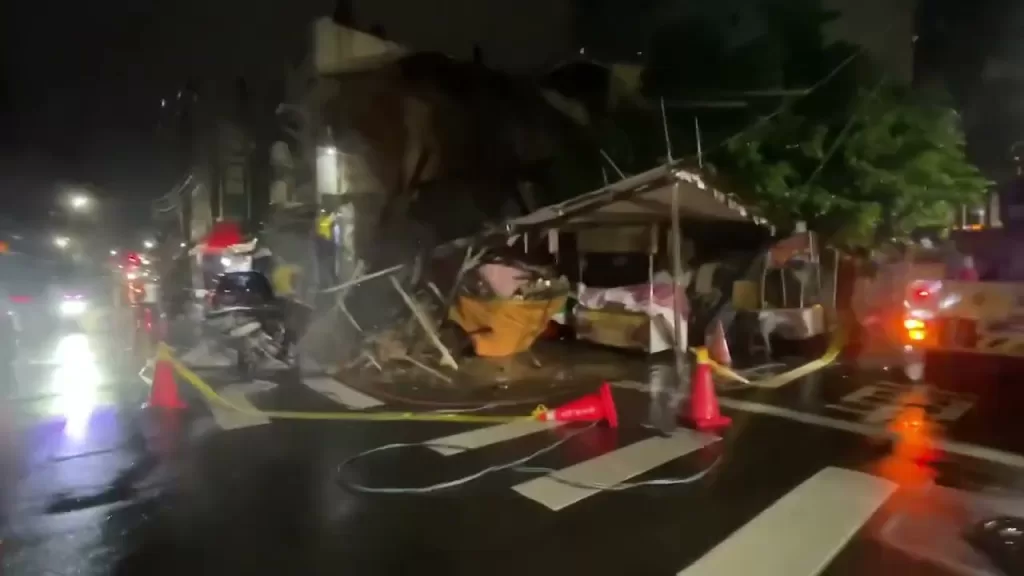 (更新倒塌影片)嘉市暴雨-蘭井街木造房屋倒塌壓毀攤車-還害附近停電