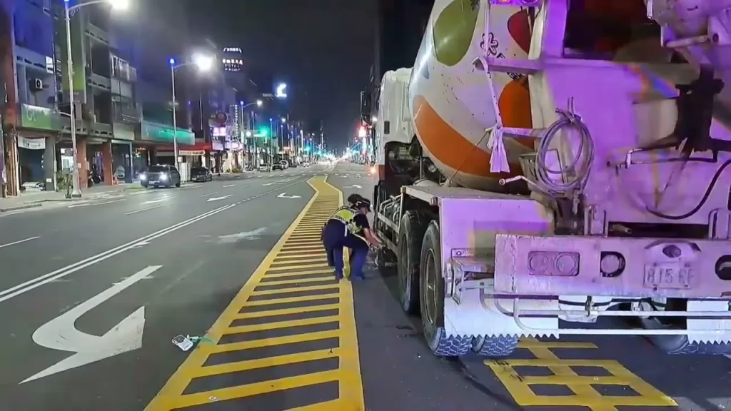 混凝土車右轉疑視線死角-直行微笑單車騎士遭輾捲車底命危