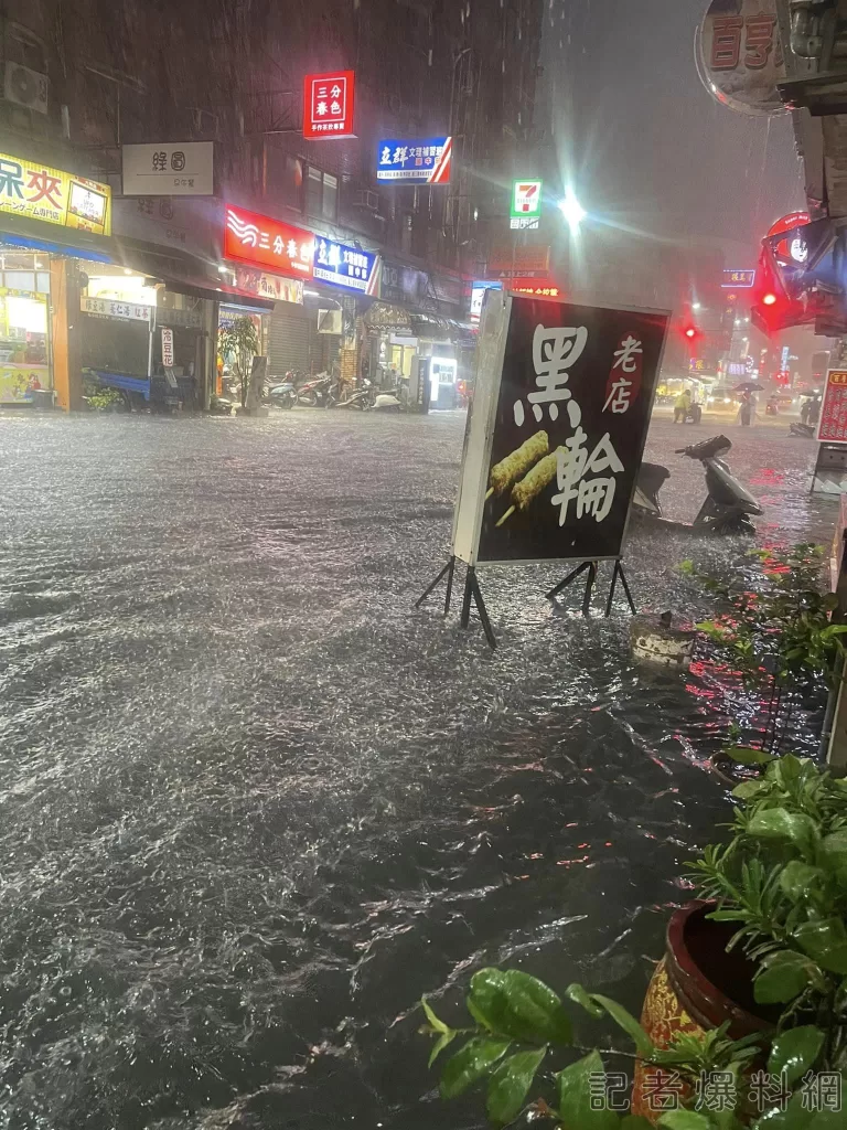 氣象局發布大雨特報-雨勢驚人!高雄鳳山出現淹水