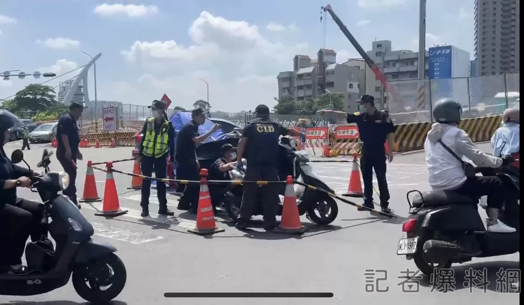 悚!-台南死亡車禍！砂石車準備上橋擦撞機車-72歲騎士遭輾爆頭慘死