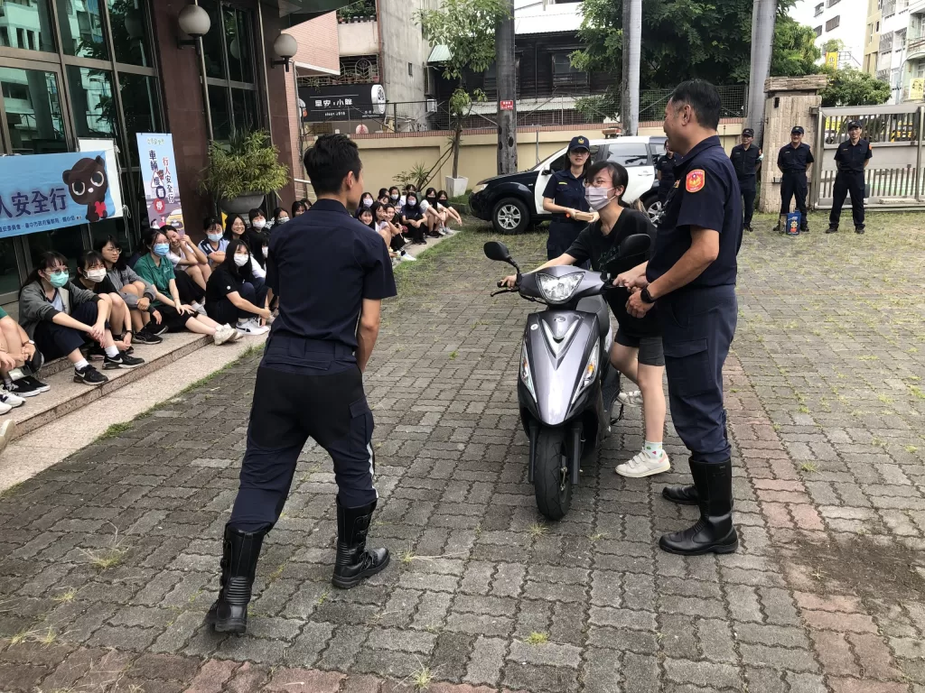 交通安全月》學子體驗機車刹停，尖叫不斷-｜警積極巡迴交通安全宣導