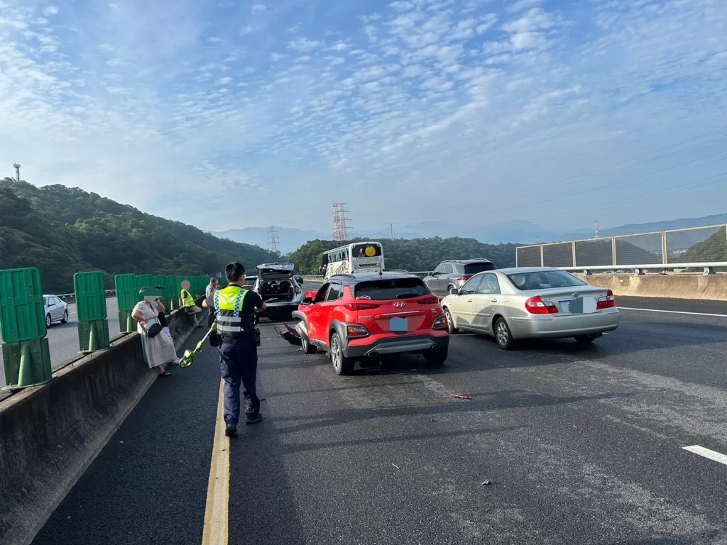 國道行駛突緊急煞車　害後方3車撞成一團釀3傷