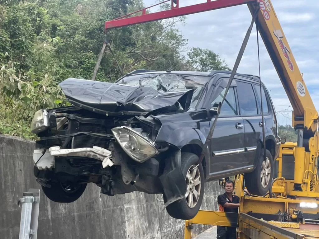 工作途中發生事故｜東河鄉發生自小客車撞山壁一死四傷