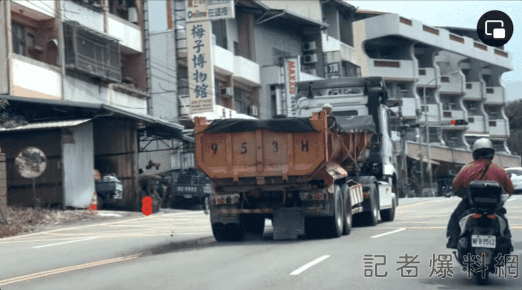 離譜砂石車沿路掉沙石　20秒撒9坨！網友「止不住欸」