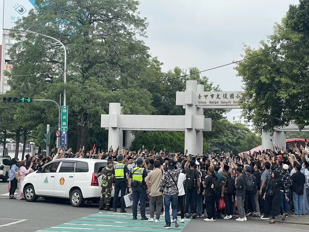 宗教交流數萬人湧入台中公園｜中市二分局警提升新住民自我安全保護意識