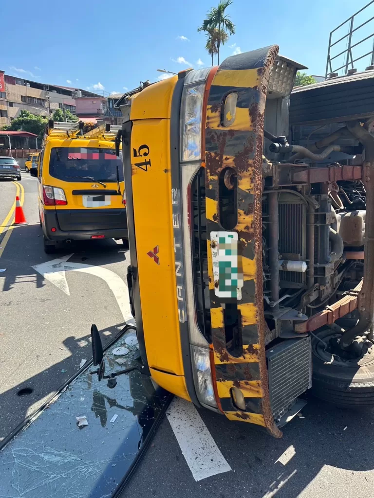 快訊更新事發影片／新北新店大貨車急煞翻覆佔兩線車道　警交通管制疏導車潮