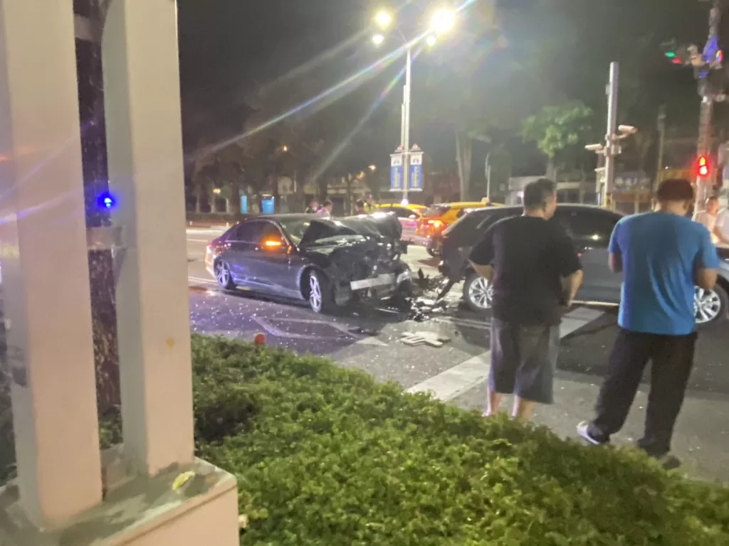 （追撞車禍片）疑酒駕肇事！　台中市台灣大道賓士車追撞前車釀回堵