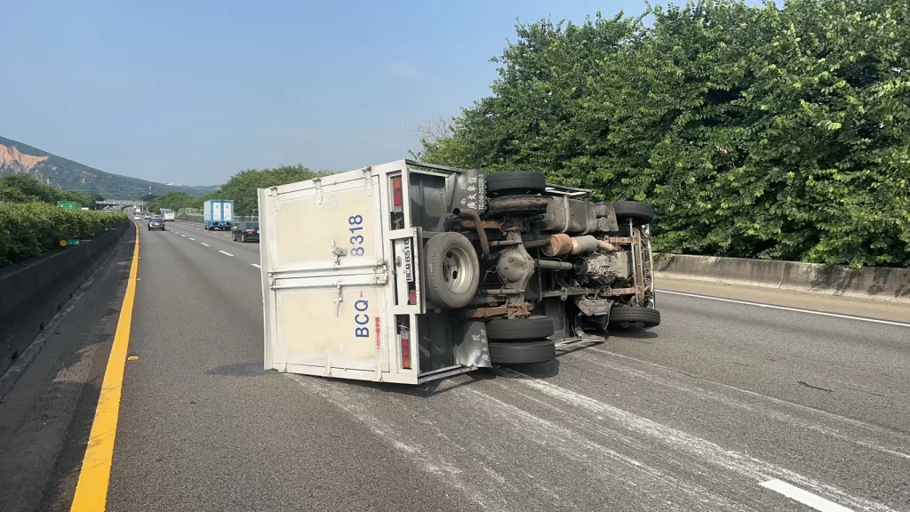 （國道翻車片）國一北上泰安路段貨車翻覆佔用兩車道　1人受傷