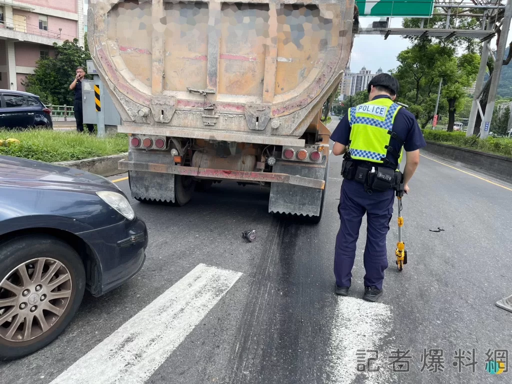 驚悚瞬間!三峽砂石車搶快硬闖紅燈-女外送員人車遭吞沒