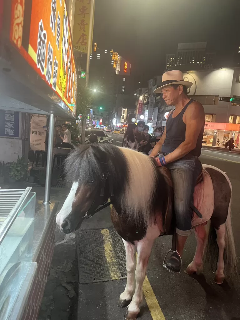 獨家|（直擊街頭遛馬片）超吸睛！　台中劍道教練街頭遛馬