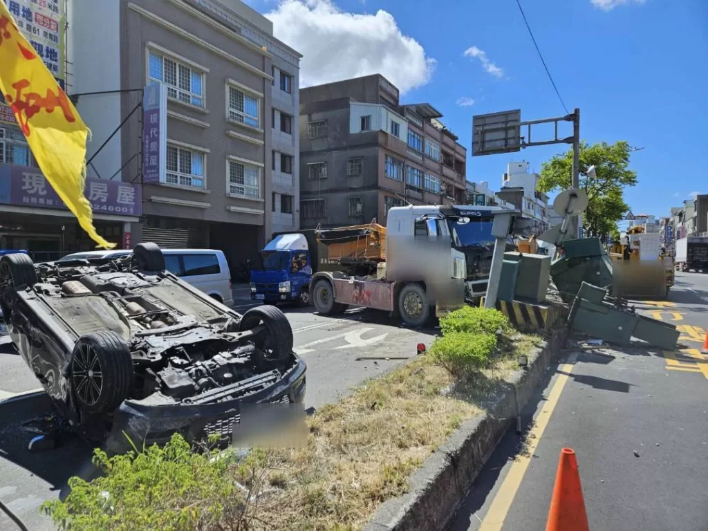 聯結車撞翻自小客車撞毀變電箱　駕駛輕傷