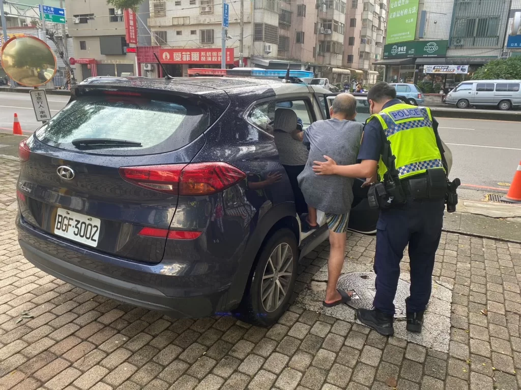 老翁外出散步跌倒-警暖心攙扶送返家