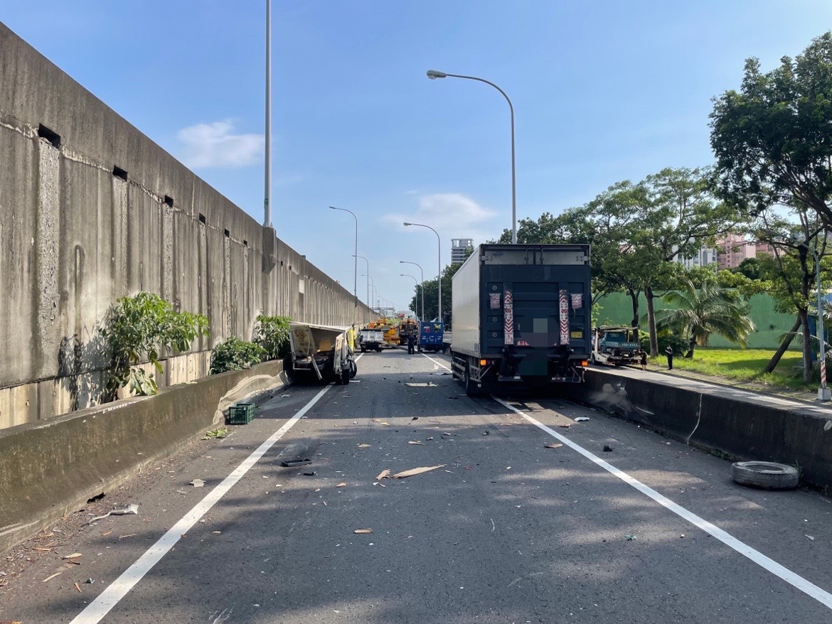 1 | 國道1連環車禍 健仁醫院, 國道1, 楠梓交流道, 興楠路, 貨車, 高雄市楠梓區 記者爆料網