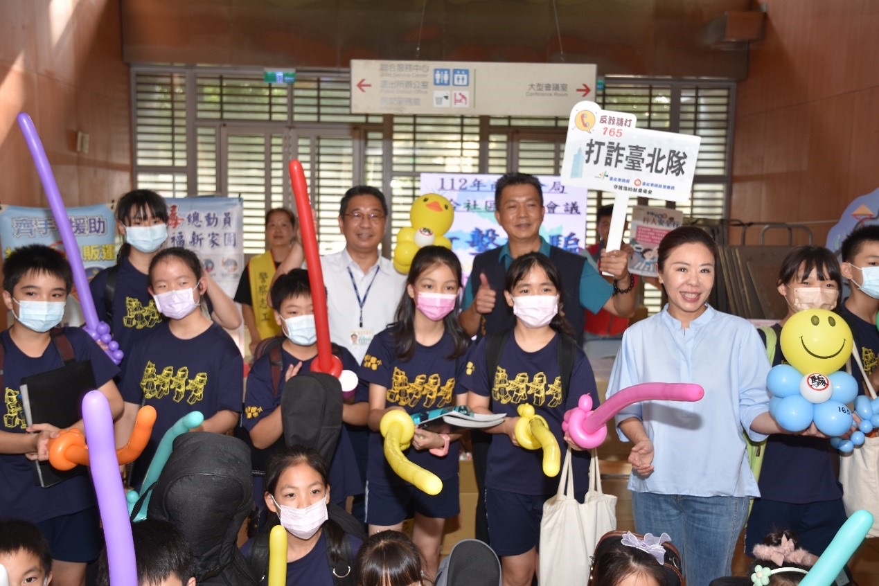 南港分局舉辦112年「分局暨派出所聯合社區治安會議」地檢署、國防部跨部會共同宣導「識詐、反賄選！」。(記者宋紹誠翻攝)