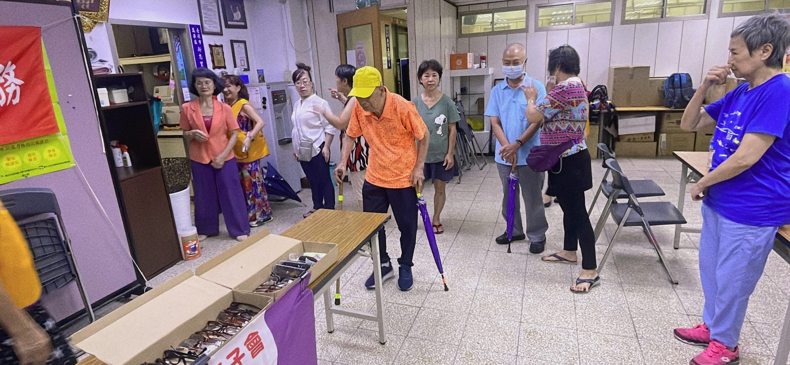 雨中堅強參與者：無懼風雨，只為關懷。