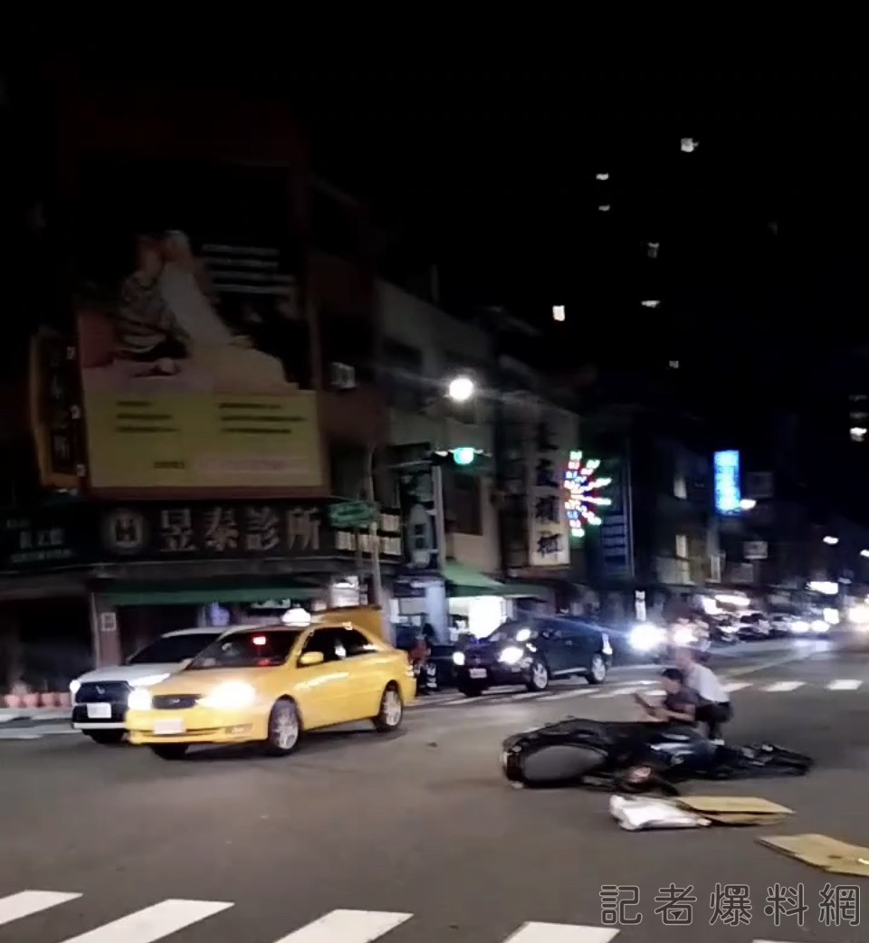 計程車與騎士路口碰撞 目擊者驚嚇:其中一方闖紅燈肇事 20 1388C550 688D 41D9 A3D0 A82309EA4139 | 不二坊,蛋黃酥,放鴿子 記者爆料網