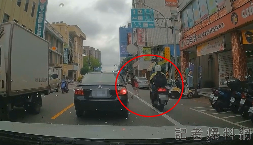 桃園八德行人車禍! 女學生闖越馬路沒看車慘遭機車撞飛"雙雙倒地" 4 八德,車禍,闖越馬路,行人