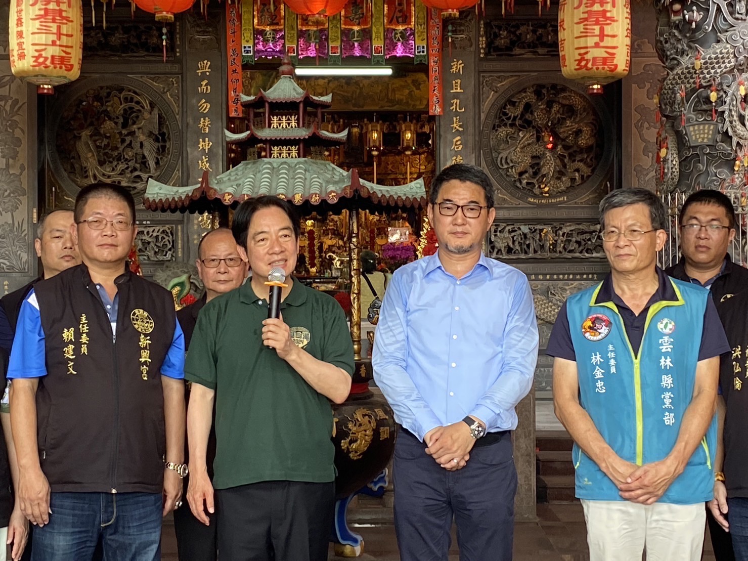 賴清德副總統（左2）除祈求媽祖護國祐民外，也向在場民眾宣導他的政見，立委劉建國（右2）則全程陪同。（記者張艷君翻攝）