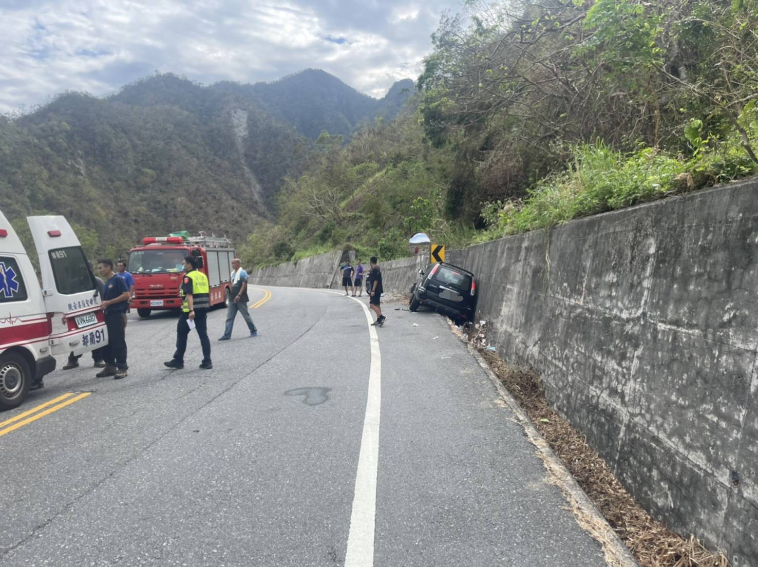 工作途中發生事故｜東河鄉發生自小客車撞山壁一死四傷