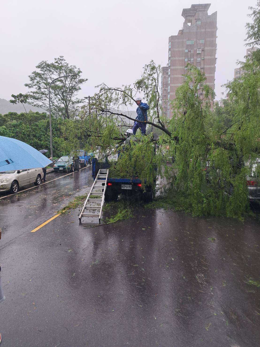 基隆市警察局呼籲駕駛車輛要格外謹慎，適時報案以確保行車安全。(記者宋紹誠翻攝)