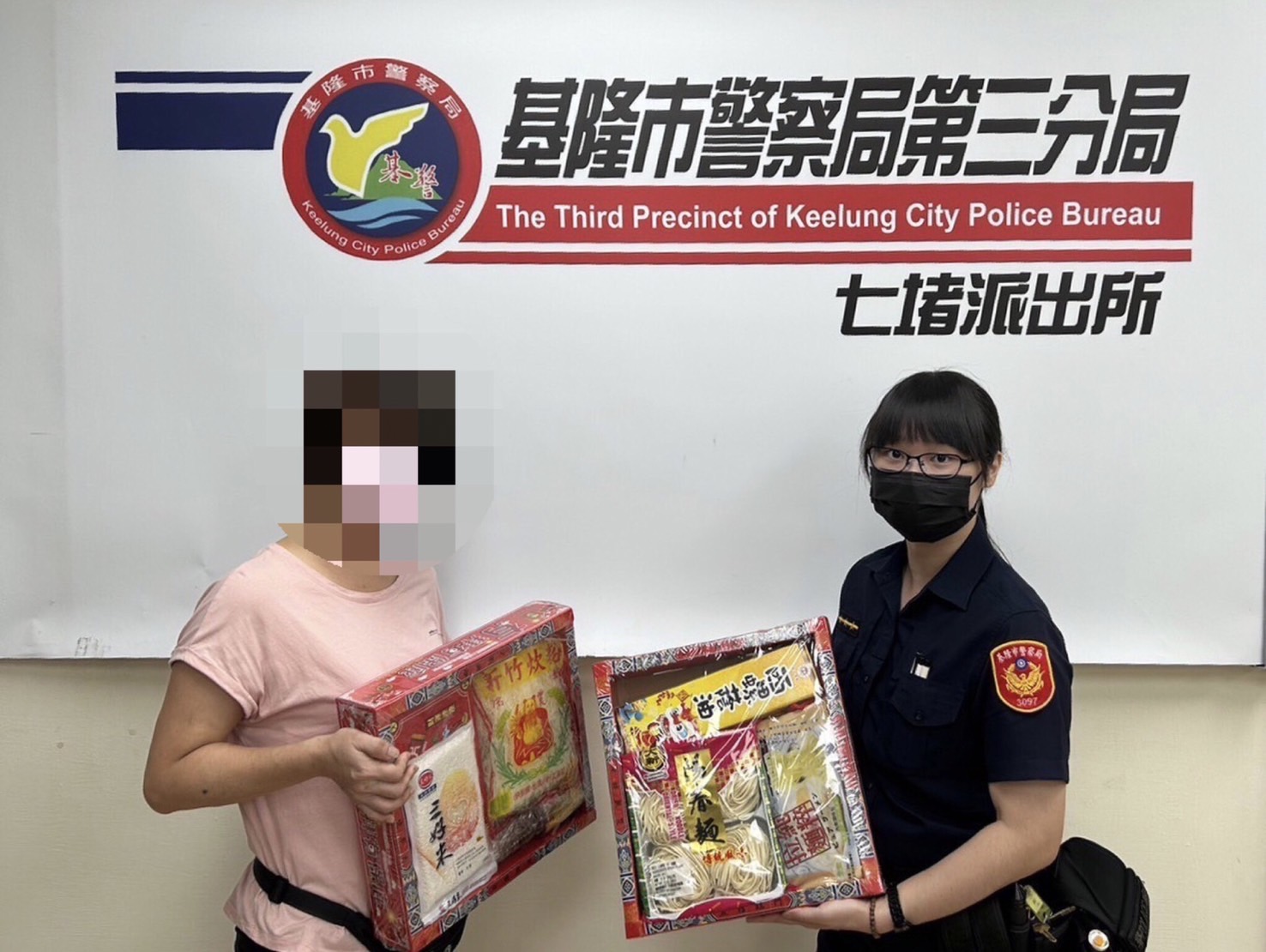 七堵派出所所長徐永煌帶領勤區員警共同發送愛心物資送暖。(記者薛秀蓮翻攝）