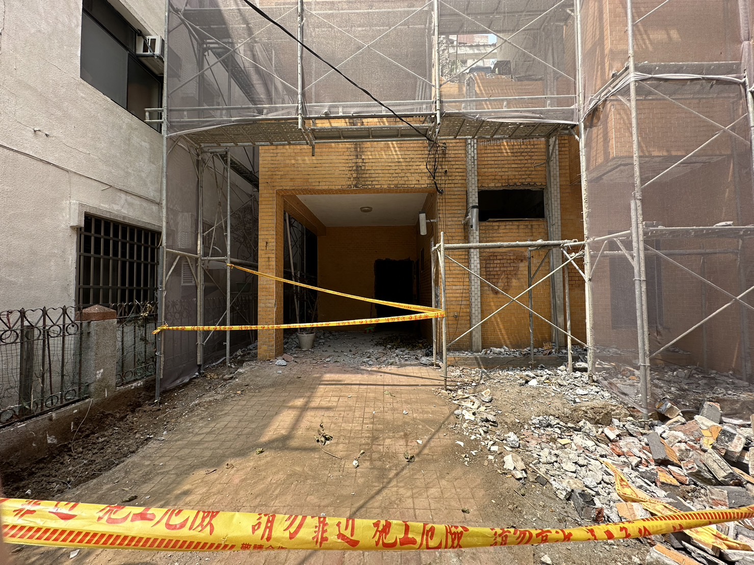 淡水老公寓拆屋 工人不慎失足自3樓墜地意識模糊 16 611 1 | 地震,地牛翻身,有感 公寓, 工安意外, 拆屋, 新北市, 淡水區 記者爆料網