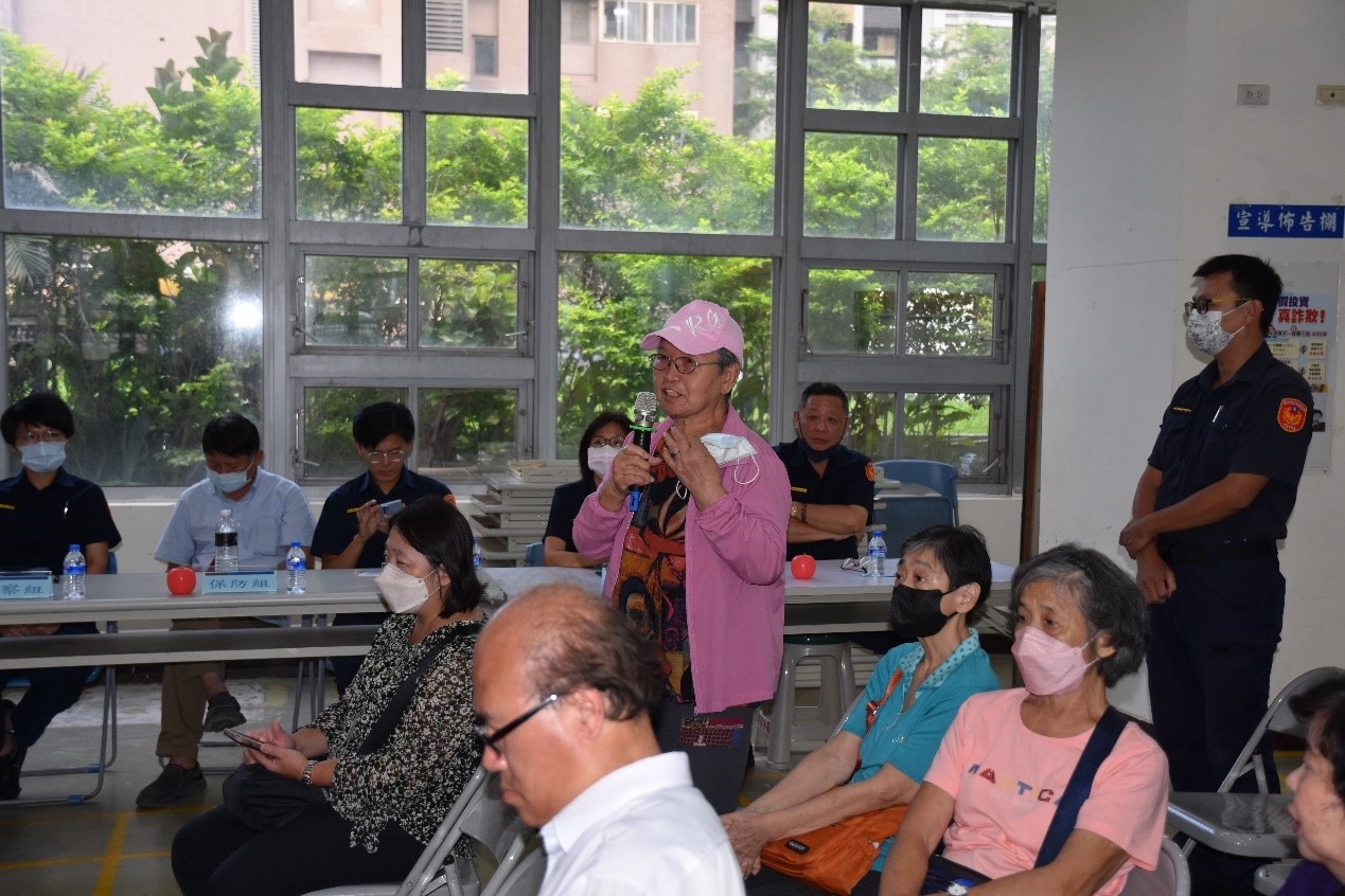 民眾對南港分局警察為維護治安所付出的辛勞表示高度讚揚。(記者宋紹誠翻攝)