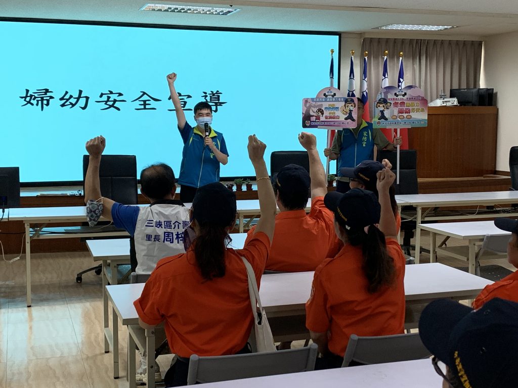 三峽警分局至里內實施預防犯罪、婦幼安全、及交通安全等宣導（記者 張艷君翻攝）