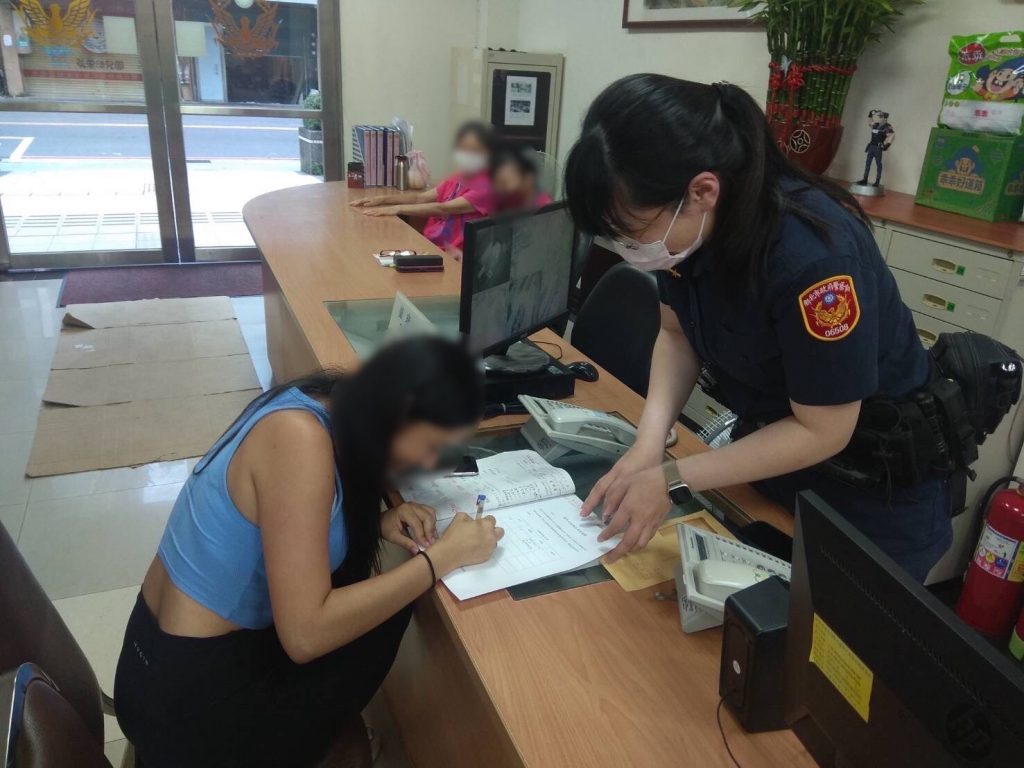 警員陳佩蓉警以流利英文及超高效率，幫藍女迅速將遺失手機領回。（記者 張艷君翻攝）