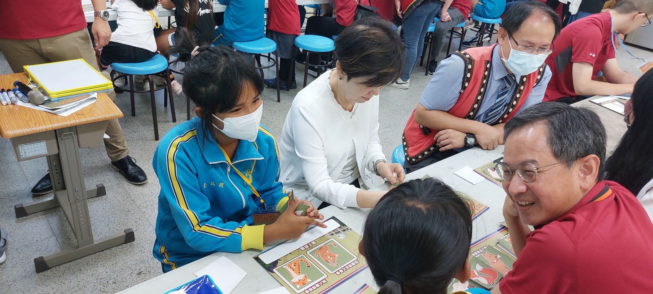 在台積電志工的帶領下，藉由生命故事認識自我。（圖/台積電慈善基金會）