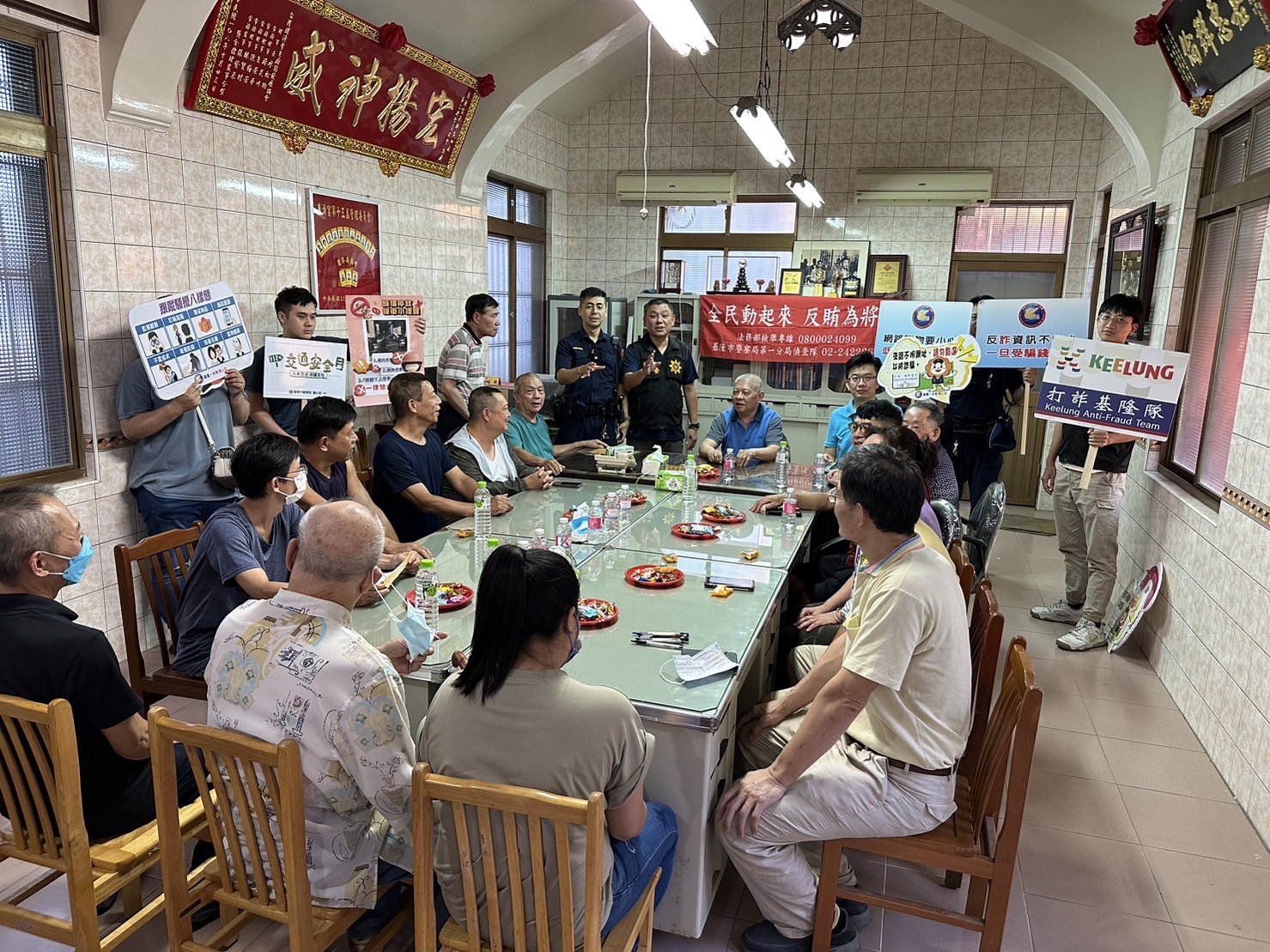 基隆警察局積極參與社區宣導，提高居民安全意識。（記者薛秀蓮翻攝）