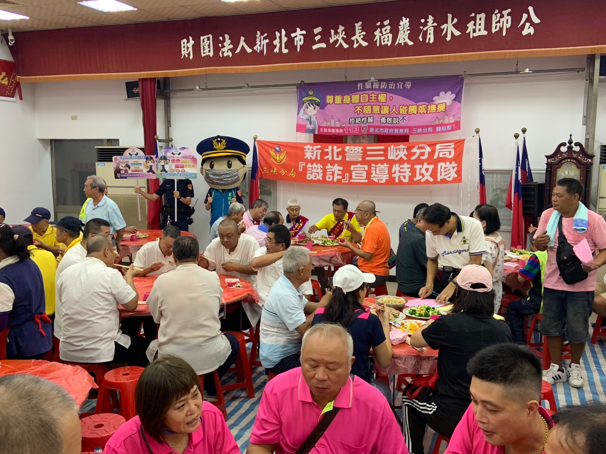 三峽分局結合祖師廟中元普渡祭祀活動，由家防官裝扮成大頭警察娃娃在祖師廟埕與信眾互動，活動宣導成功吸引民眾眼光與加深印象。(記者徐煜勝翻攝）