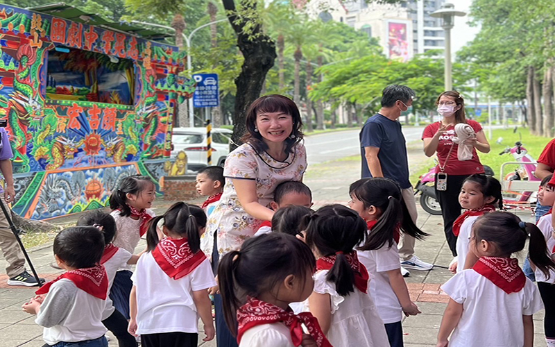 特優級的火焰蟲客語非營利幼兒園 用歌舞手作鳳梨酥歡慶伯公生日